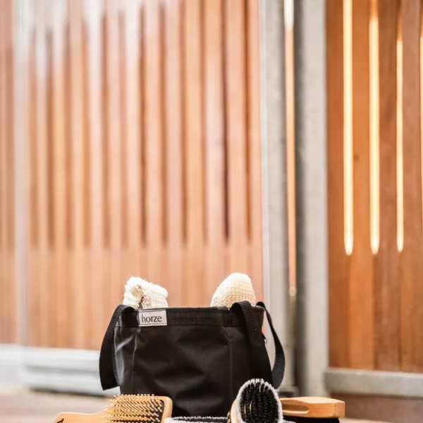 HORZE "WOODEN GROOMING SET" grumo krepšys su šepečiais